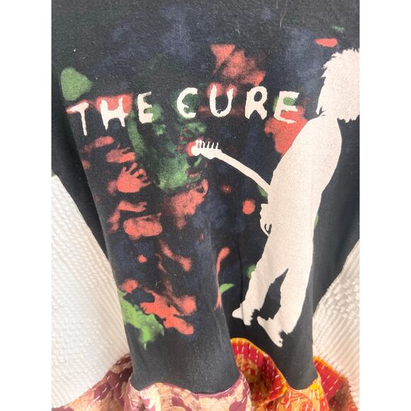 Upcycled band t shirt the cure with Kantha and camo - Picture 4 of 10